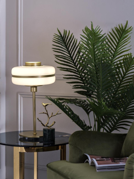 Лампа настольная из белого стекла