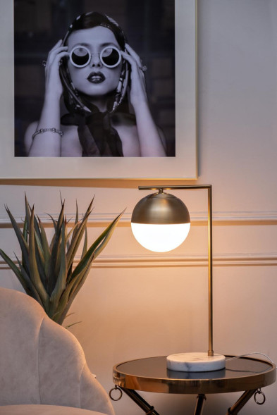 Лампа настольная с матовым плафоном, золото