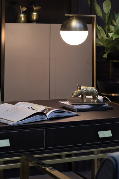 Лампа настольная с матовым плафоном, золото